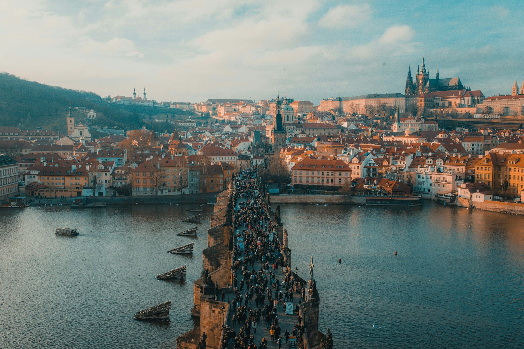 Panorama di una città europea al tramonto